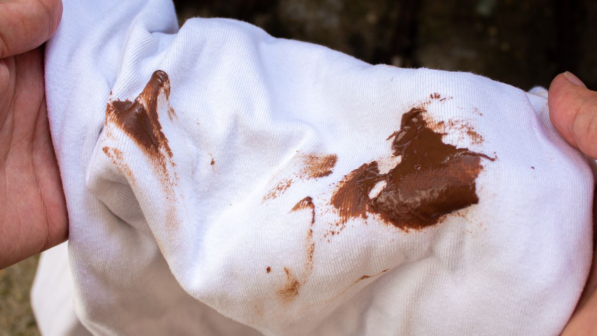 Czym sprać plamę z czekolady?