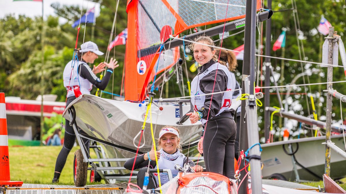 Materiały prasowe / Georgia Schofield / Sailing Energy / World Sailing / Maja Micińska (z lewej) i Aleksandra Melzacka (z prawej) podczas MŚJ ISAF 2016
