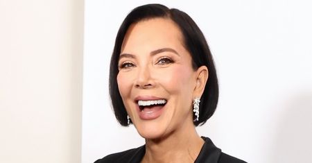 Kris Jenner i jej odmienione liftingiem lico w nowej kampanii kosmetyków. Internauci bez litości: "Promujecie makijaż czy CHIRURGIĘ"