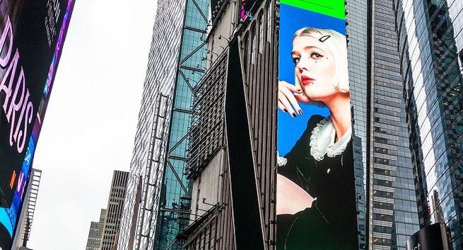 Daria Zawiałow na billboardzie na nowojorskim Times Square