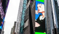 Daria Zawiałow na billboardzie na nowojorskim Times Square