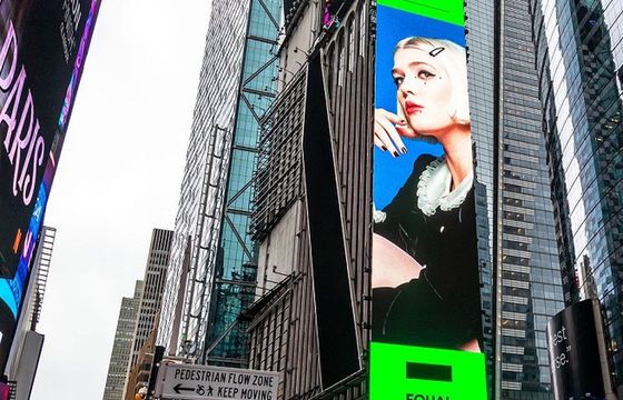 Daria Zawiałow na billboardzie na nowojorskim Times Square
