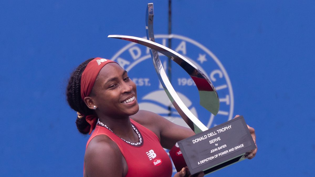 PAP/EPA / MICHAEL REYNOLDS / Na zdjęciu: Coco Gauff, mistrzyni turnieju w Waszyngtonie