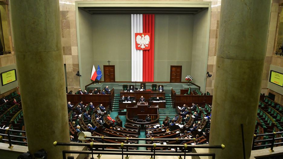 Sondaż IBRiS. PiS wciąż z największym poparciem, zyskuje ruch Hołowni
