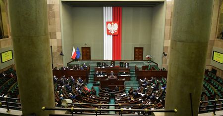 Sondaż IBRiS. PiS wciąż z największym poparciem, zyskuje ruch Hołowni
