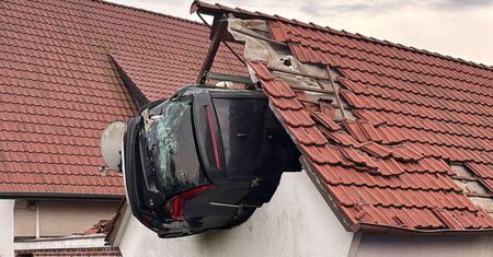 Niemcy. Auto wbiło się w stodołę, wcześniej potrąciło dziecko na trampolinie