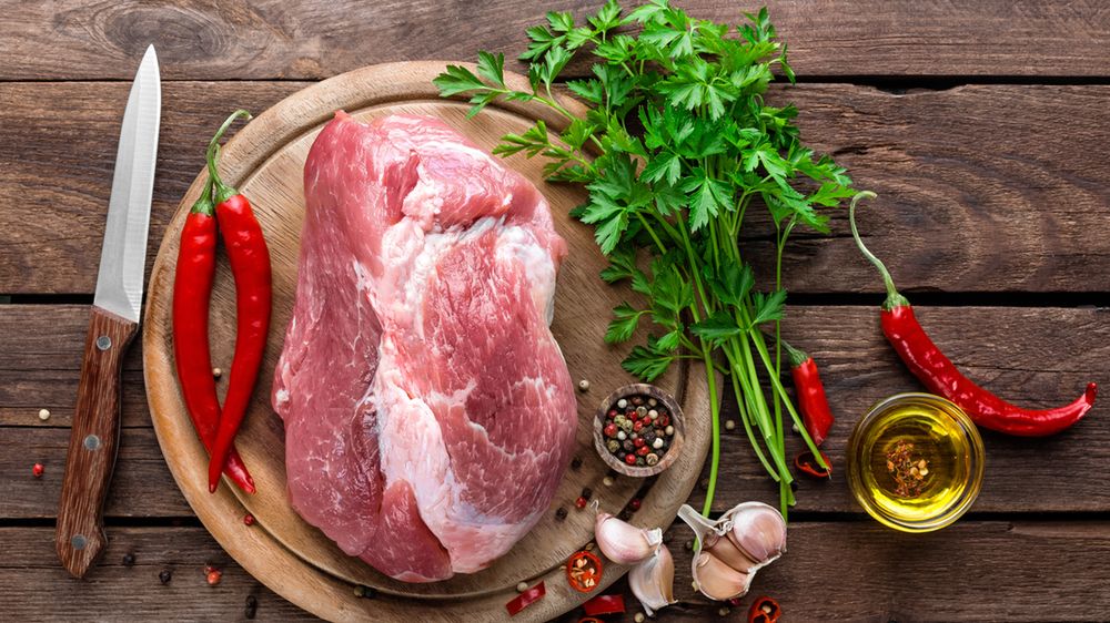 Surowa łopatka cielęca (mięso i tłuszcz)