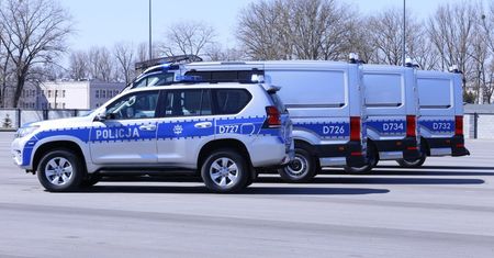 Policja ma nowe radiowozy. To mocne land cruisery i craftery
