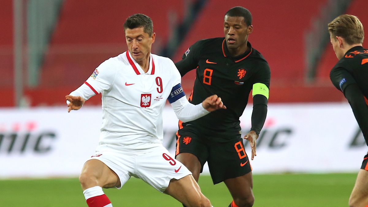 Polak Robert Lewandowski (z lewej) i Georginio Wijnaldum (z prawej) z Holandii