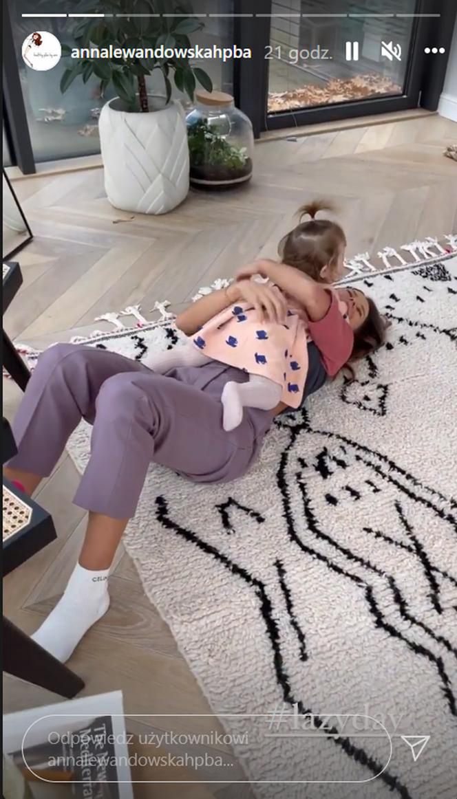 Anna Lewandowska bawi się z młodszą córką Laurą 