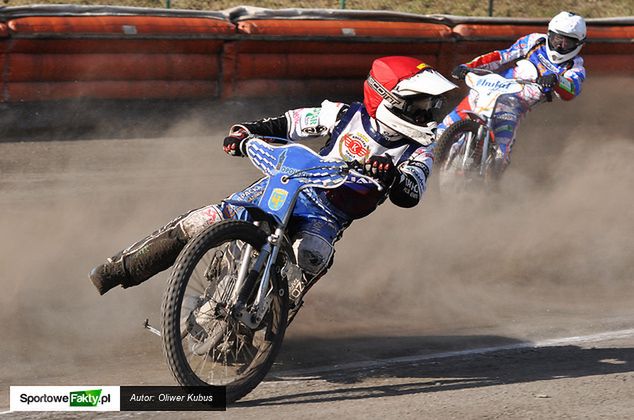 Marcin Rempała w swoim firmowym stylu - z uniesioną prawą nogą