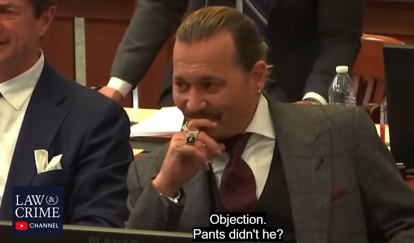 Johnny Depp wybucha śmiechem podczas zeznań ochroniarza. Pytano, czy widział jego penisa 