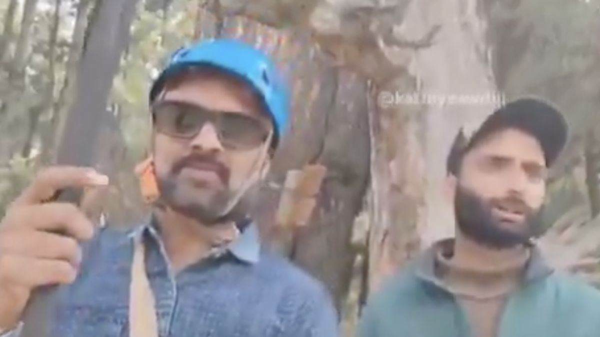 Mężczyzna nagrywa swoją przejażdżkę tyrolką, w dole rozgrywa się