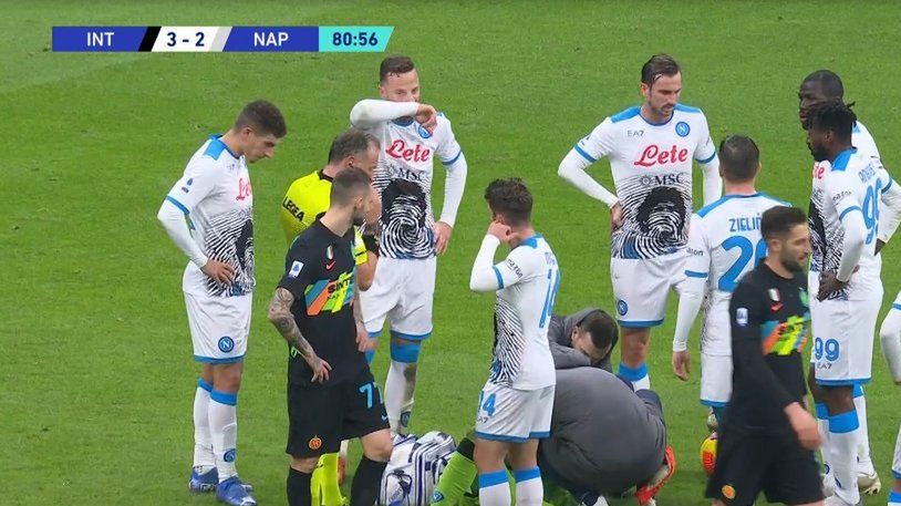 Twitter / Na zdjęciu: David Ospina po zderzeniu z Edinem Dzeko