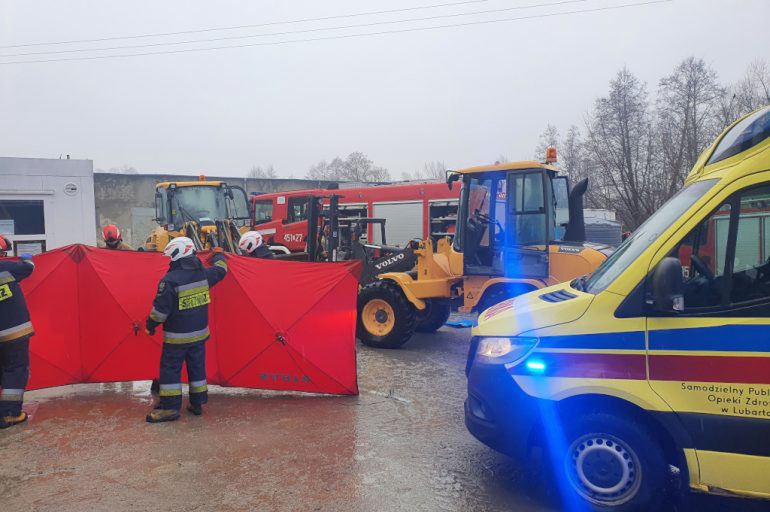 Dramatyczna akcja ratunkowa w Lubartowie. Przygnieciony przez łyżkę ładowarki 