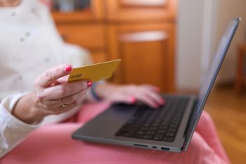 Legnica: Starsza pani zakochała się w poznanym przez internet "Amerykaninie", straciła oszczędności życia