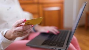 Legnica: Starsza pani zakochała się w poznanym przez internet "Amerykaninie", straciła oszczędności życia