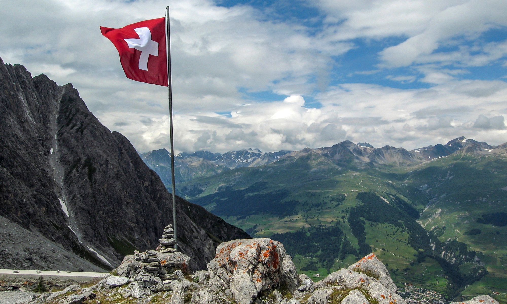 Flaga Szwajcarii w Alpach