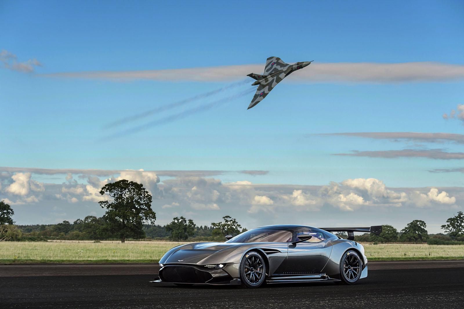 Aston Martin i Avro Vulcan, jeden z pierwszych samolotów wyposażonych w ABS.