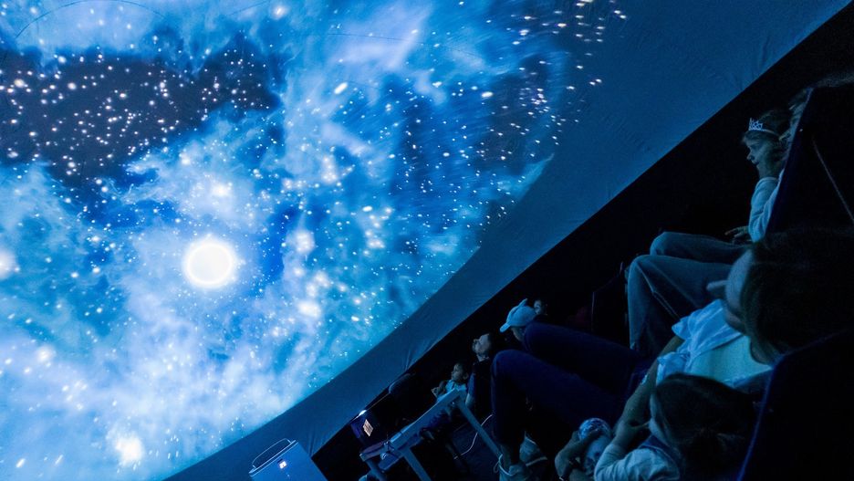 Mobilne planetarium Kopernika w Jaworze i kosmiczne atrakcje w Legnicy