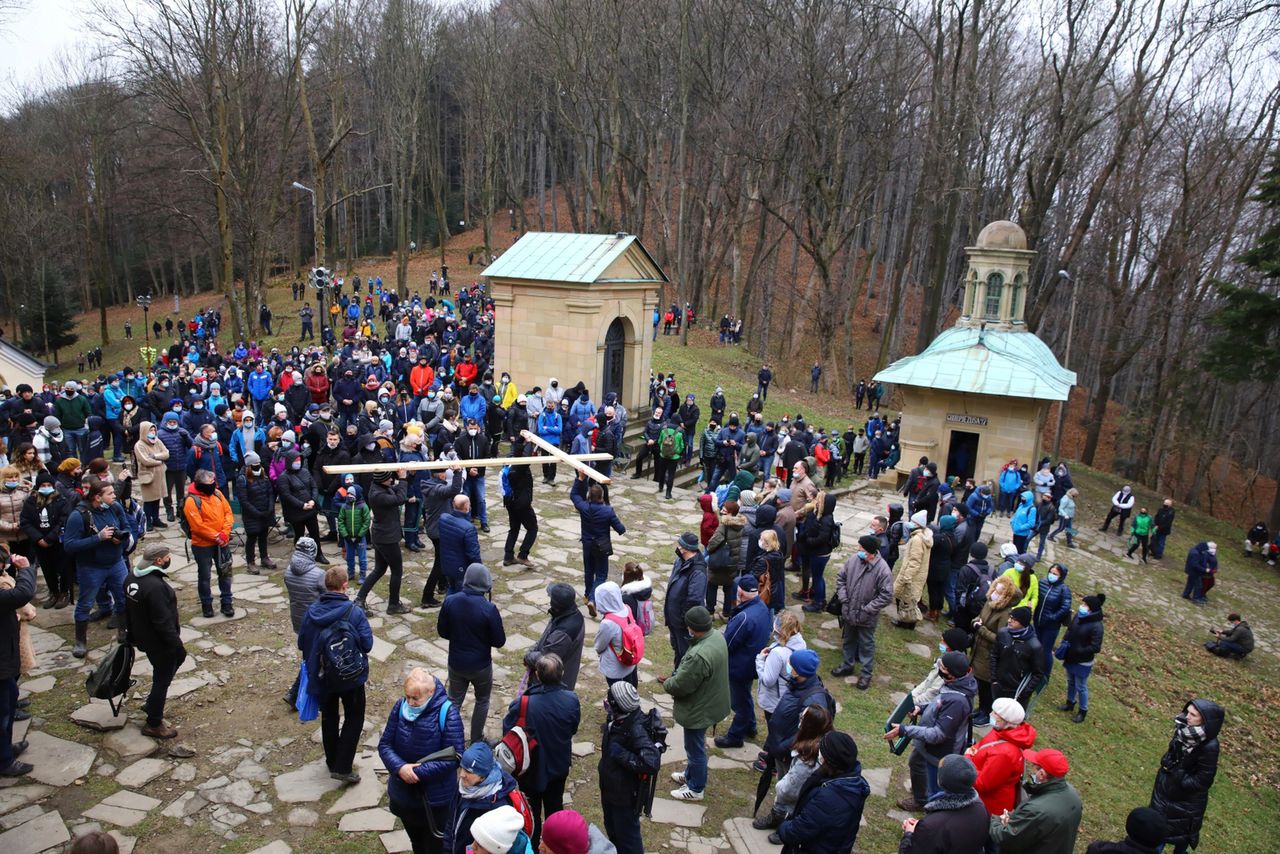 Tłumy wiernych w Kalwarii Zebrzydowskiej. Zdjęcia z sanktuarium