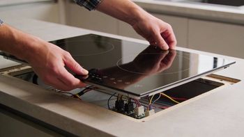 Podłączenie płyty indukcyjnej – ile kosztuje taka usługa? Podajemy aktualne stawki