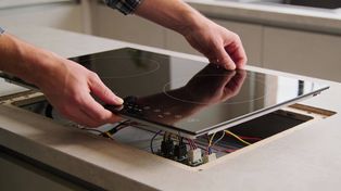 Ile kosztuje podłączenie płyty indukcyjnej? Podajemy aktualne stawki elektryków