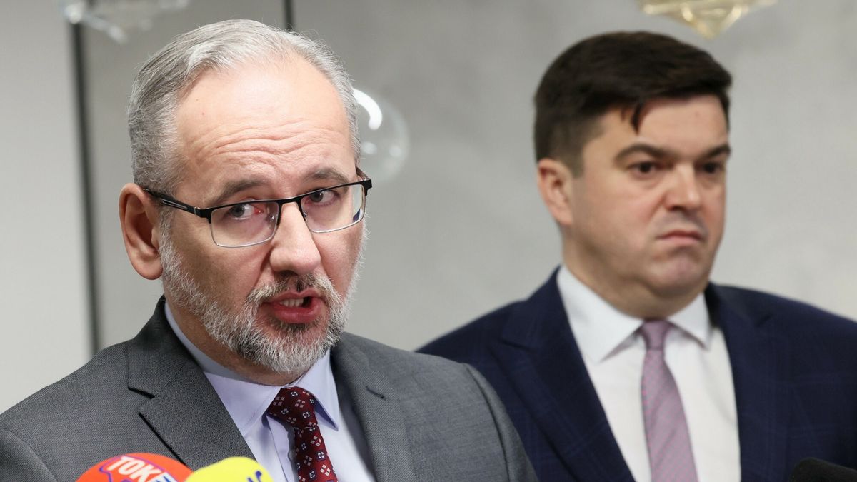 Minister zdrowia Adam Niedzielski (z lewej) i rzecznik Ministerstwa Zdrowia Wojciech Andrusiewicz (z prawej)