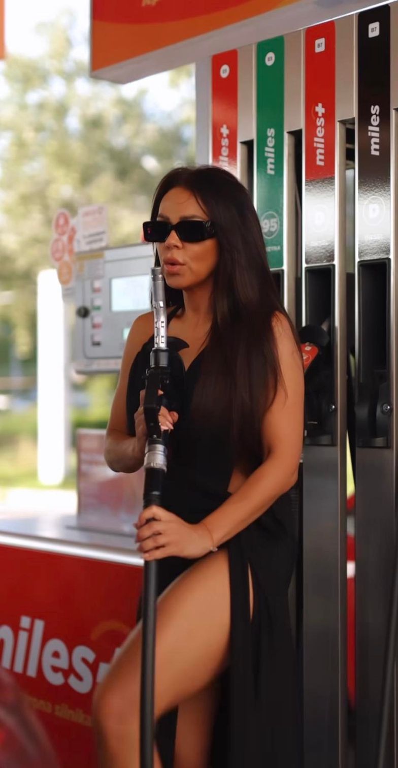 Sylwia Bomba "gra nogą" przy dystrybutorze