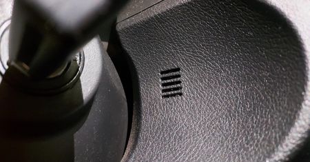 Kratka na desce rozdzielczej. Co tam się kryje?