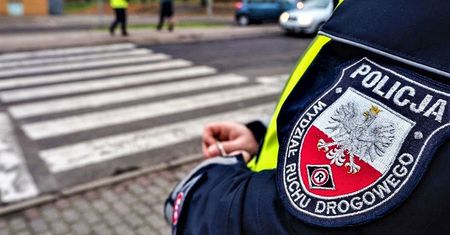 Pieszy nie opuścił jeszcze przejścia. Czy można już ruszać?