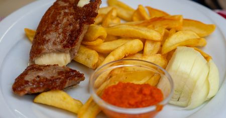 Kotlety mielone robię po serbsku. Po przekrojeniu jest efekt "wow" na talerzu