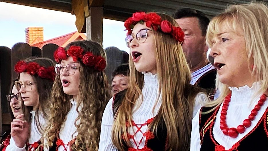 Podczas sobotniego festynu w Michniowie zaśpiewał zespół ludowy &#34;Psarzaneczki&#34; z Psar.