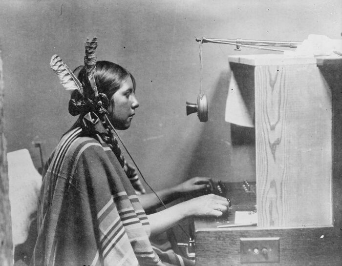 Indianka w roli operatorki telefonicznej. USA, 1925.