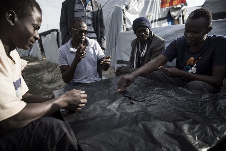 Imigranci w obozie pod Calais.