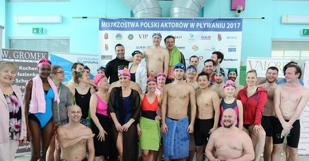 Celebryci w czepkach i goła klata Banasiuka na mistrzostwach w pływaniu! (ZDJĘCIA)
