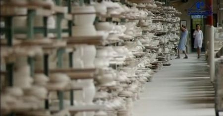 Kultowa porcelana z Ćmielowa wróciła do łask. A jeszcze kilka lat temu pracownicy kradli z niej co się dało