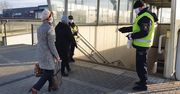 Nowe obostrzenia. Maseczki ochronne dla mieszkańców. W Wołominie rozdają je zamiast mandatów