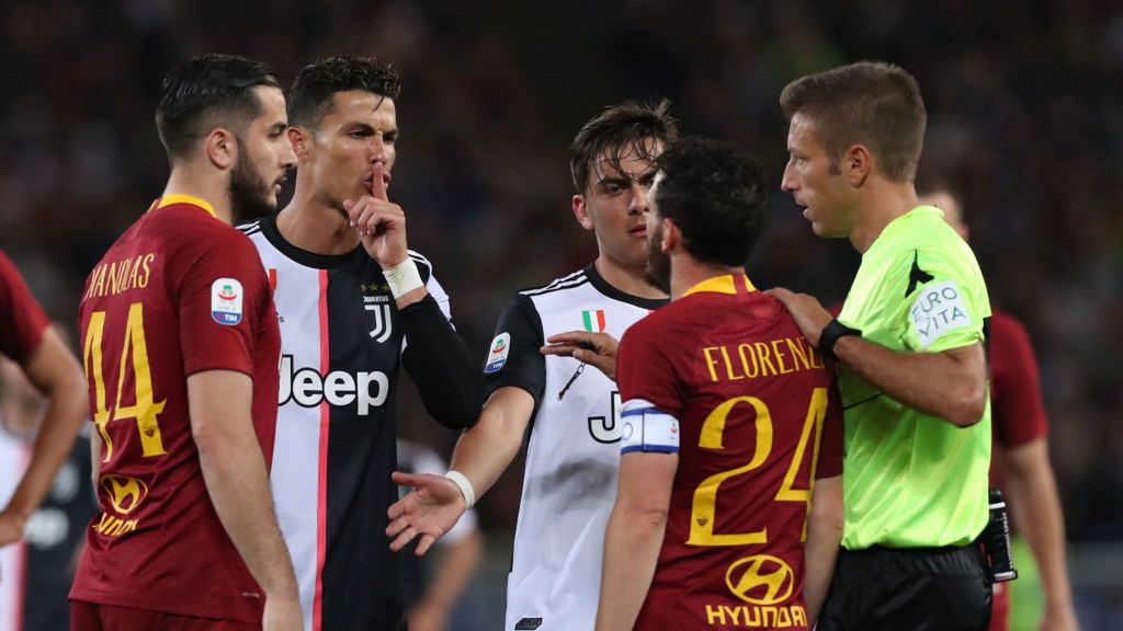 Zdjęcie okładkowe artykułu: Getty Images / Alessandro Garofalo/Action Plus / Na zdjęciu: Cristiano Ronaldo (Juventus) ucisza Alessandro Florenziego (AS Roma)
