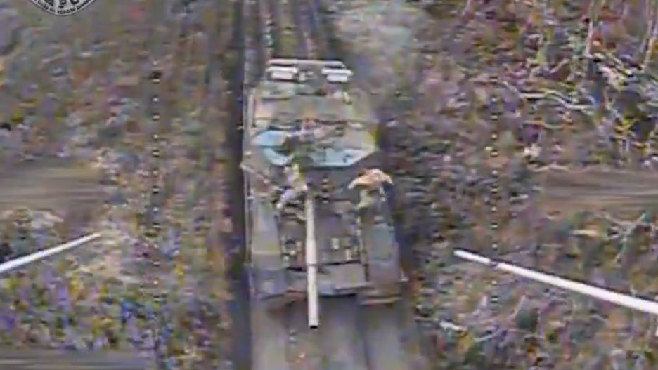 Widok z ukraińskiego drona FPV podczas ataku na czołg T-90M.