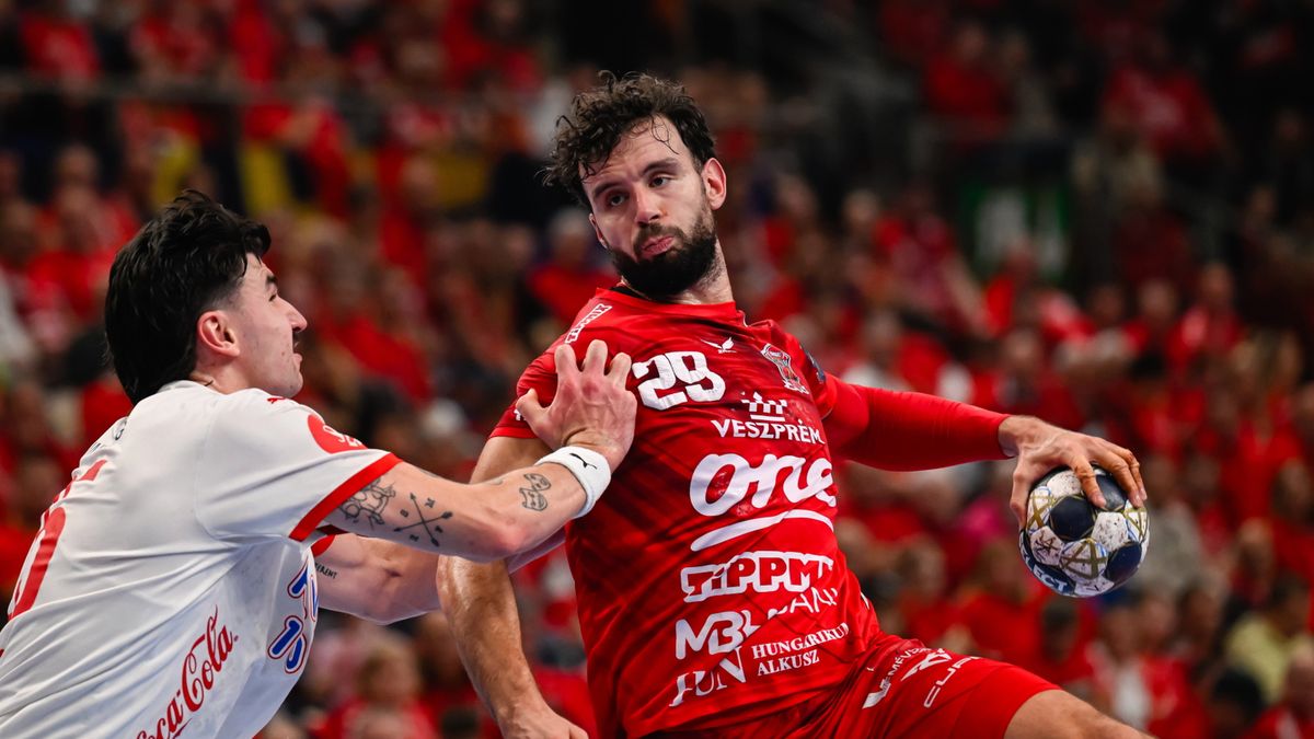 PAP/EPA / Tamas Vasvari / Na zdjęciu: Nedim Remili (z prawej) podczas meczu Veszprem HC - Kolstad Handball