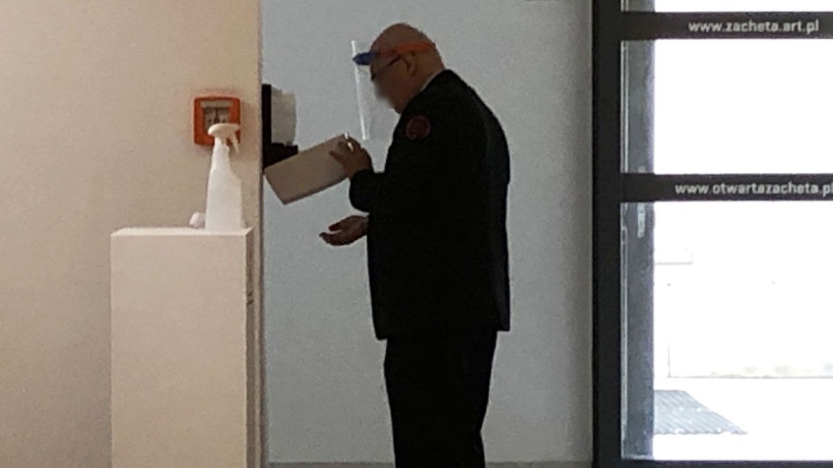 Środki dezynfekujące wystawione jakby na zachętę