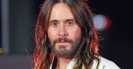 Ujawniono OBRZYDLIWE WIADOMOŚCI Jareda Leto, które miał wysyłać do nieletnich ofiar: "Chciałbym, żebyś mówiła do mnie tatusiu"