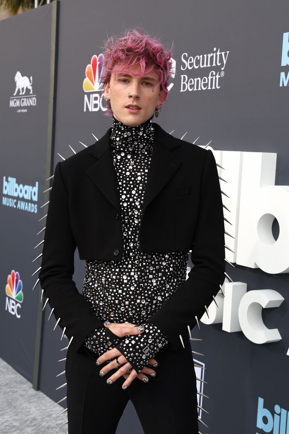 Machine Gun Kelly wytatuował pół ciała na czarno