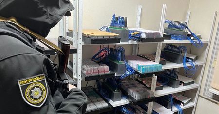 Jak wygląda farma rosyjskich botów? Ukraińska policja pokazuje wideo z akcji