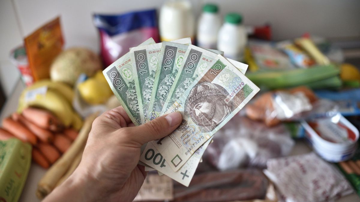 Stock Bart?omiej Magierowski
Fot. Bartlomiej Magierowski/East News. Wroclaw 31.05.2023. Zakupy spozywcze w tle, gotowka w dloni.
Bartlomiej Magierowski