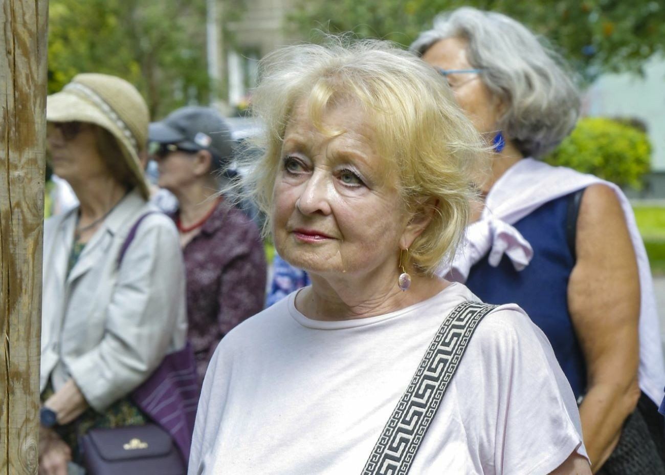 Magdalena Zawadzka i Gustaw Holoubek to jedno z najbardziej znanych małżeństw w polskim świecie aktorskim. Para wzięła ślub w 1973 roku. Na zdjęciu Magdalena Zawadzka na Skwerze im. Wojciecha Młynarskiego na warszawskim Mokotowie. Rok 2024. Zapraszamy do naszej galerii, aby zobaczyć, jak dziś wygląda Jan Holoubek, syn Magdaleny Zawadzkiej i partner Magdaleny Różczki &gt;&gt;&gt;&gt;