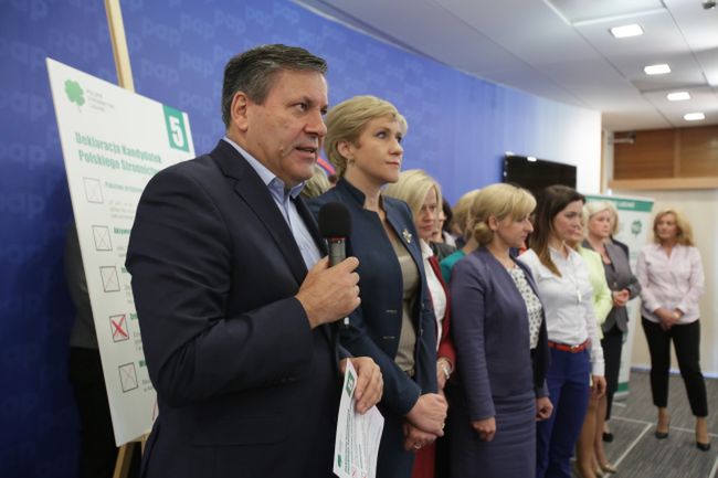 Janusz Piechociński oraz kandydatki PSL do parlamentu podczas konferencji