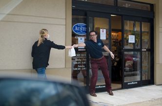 Koronawirus w Polsce. Obawiamy się utraty pracy i cięć zarobków, ale wciąż wydajemy