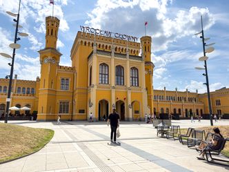 To najpopularniejszy dworzec kolejowy w Polsce. Korzysta z niego najwięcej pasażerów kolei